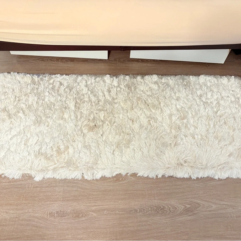 23*6 inches Safavieh Plush White Rug (Suitable for Kingsize bed)